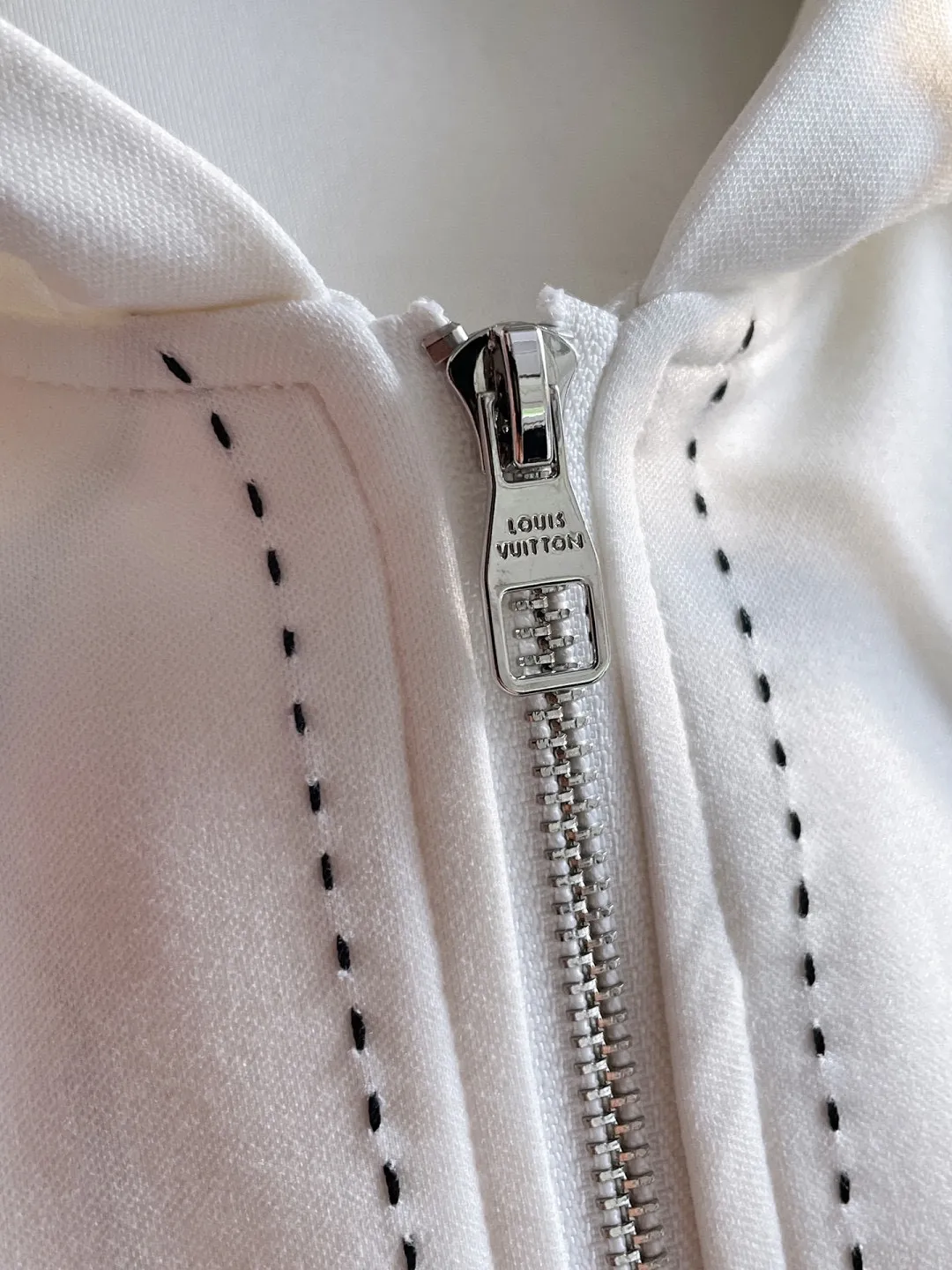 🅿️720 LV hot-selling suit is coming. Focus on the original version of the official website. 2025 new hot-selling cardigan suit. The original order is the best. 🇭🇰The meticulous work of top designers. It has a fitting and perfect upper body effect. All-natural high-quality Tencel Roman cotton 100%, close-fitting comfort, noble and elegant! Original hardware embodies elegance and nobility! Counter size: M-3XL (maximum wear up to 190 pounds)